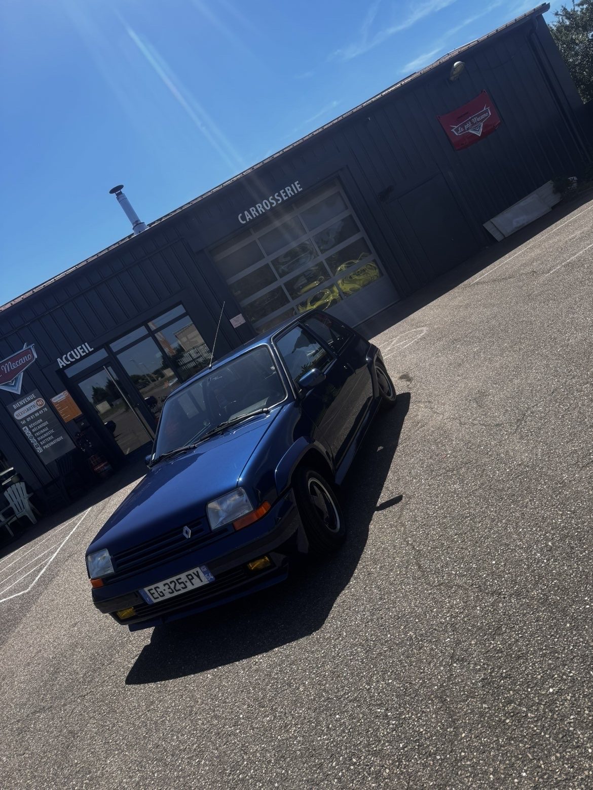 Renault 5 GT Turbo devant l’atelier carrosserie